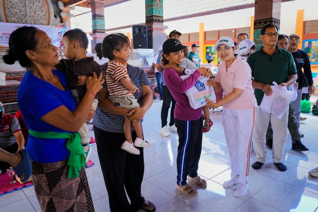 Ketua TP PKK Badung Ny. Rasniathi Adi Arnawa saat melaksanakan aksi sosial bertajuk "Badung Peduli" di Desa Sedang, Kecamatan Abiansemal, Minggu (5/4).