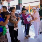 Ketua TP PKK Badung Ny. Rasniathi Adi Arnawa saat melaksanakan aksi sosial bertajuk "Badung Peduli" di Desa Sedang, Kecamatan Abiansemal, Minggu (5/4).