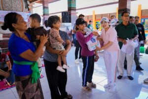 Ketua TP PKK Badung Ny. Rasniathi Adi Arnawa saat melaksanakan aksi sosial bertajuk "Badung Peduli" di Desa Sedang, Kecamatan Abiansemal, Minggu (5/4).