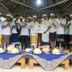 Bupati Adi Arnawa saat menyerahkan bantuan pemulihan dampak bencana Pura Taman Beji Magendra, Desa Adat Tegal Darmasaba, Desa Darmasaba, Kecamatan Abiansemal, Rabu (22/4).
