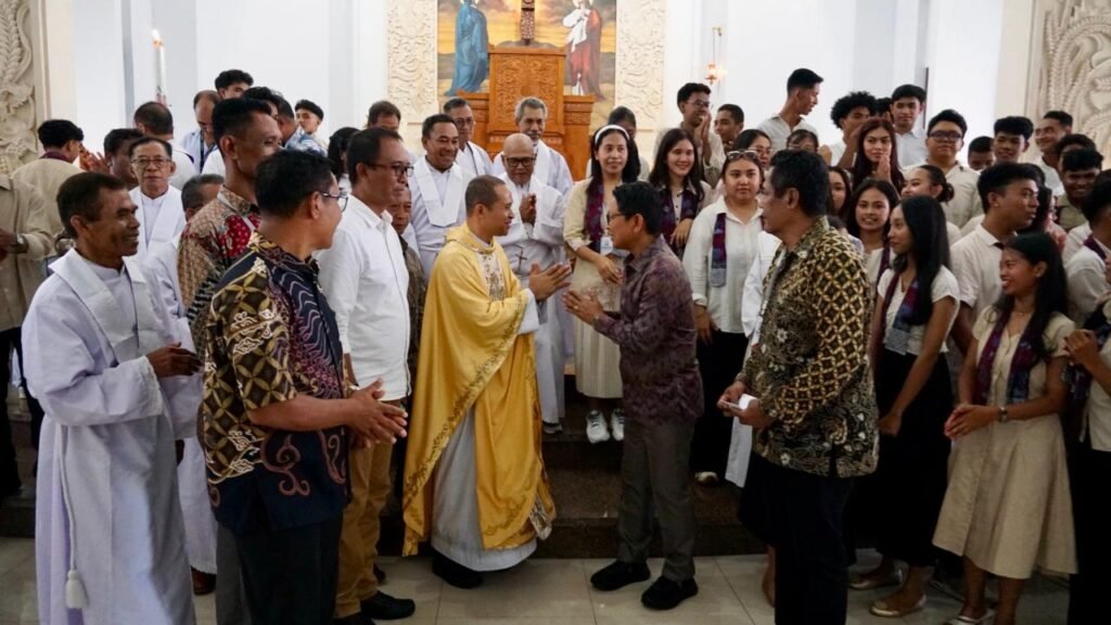 Bupati Badung I Wayan Adi Arnawa saat menghadiri perayaan Hari Paskah di Gereja Katolik Maria Bunda Segala Bangsa, di lingkungan Pusat Peribadatan Puja Mandala, Kuta Selatan, Minggu (5/4)