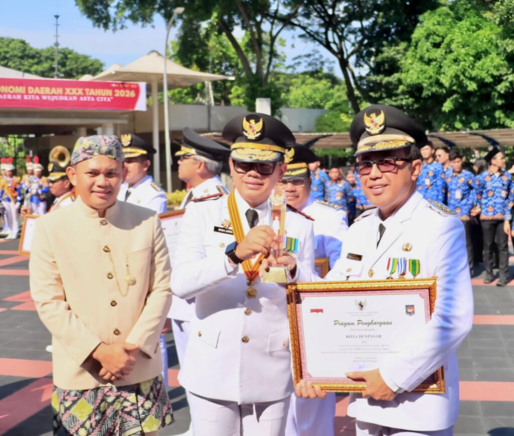 Wali Kota Jaya Negara saat menerima penghargaan saat Hari Otonomi daerah ke-30.