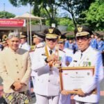 Wali Kota Jaya Negara saat menerima penghargaan saat Hari Otonomi daerah ke-30.