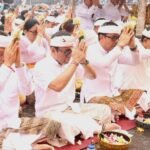 Jajaran Pemerintah Kota Denpasar mengikuti rangkaian Bhakti Penganyar serangkaian Karya Tawur Tabuh Gentuh dan Ida Bhatara Turun Kabeh di Pura Agung Besakih, Senin (6/4).