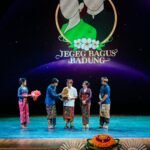 Bupati Wayan Adi Arnawa bersama Nyonya Rasniathi Adi Arnawa saat hadir di Malam puncak Grand Final Pemilihan Duta Pariwisata Jegeg Bagus Badung 2026 di Balai Budaya Giri Nata Mandala, Puspem Badung, Sabtu (25/4).