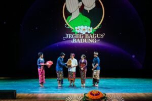 Bupati Wayan Adi Arnawa bersama Nyonya Rasniathi Adi Arnawa saat hadir di Malam puncak Grand Final Pemilihan Duta Pariwisata Jegeg Bagus Badung 2026 di Balai Budaya Giri Nata Mandala, Puspem Badung, Sabtu (25/4).