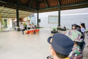 Bupati Wayan Adi Arnawa saat Rapat Evaluasi Tahap III Capaian Kinerja Kelompok Koordinator Lapangan Asper PSBS Kabupaten Badung di Wantilan Pura Dalem Kahyangan, Desa Adat Legian, Jumat (3/4).