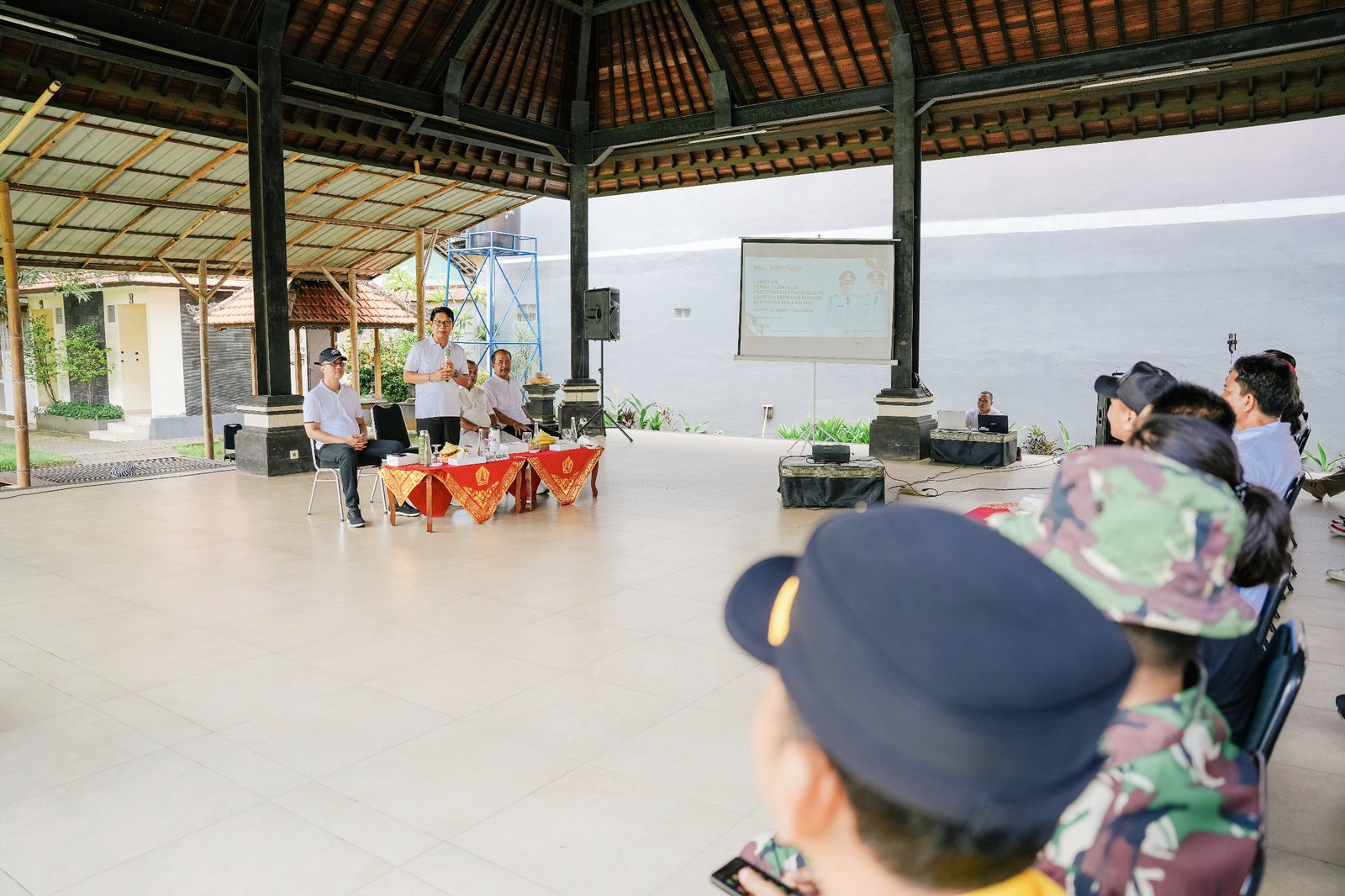 Bupati Wayan Adi Arnawa saat Rapat Evaluasi Tahap III Capaian Kinerja Kelompok Koordinator Lapangan Asper PSBS Kabupaten Badung di Wantilan Pura Dalem Kahyangan, Desa Adat Legian, Jumat (3/4).
