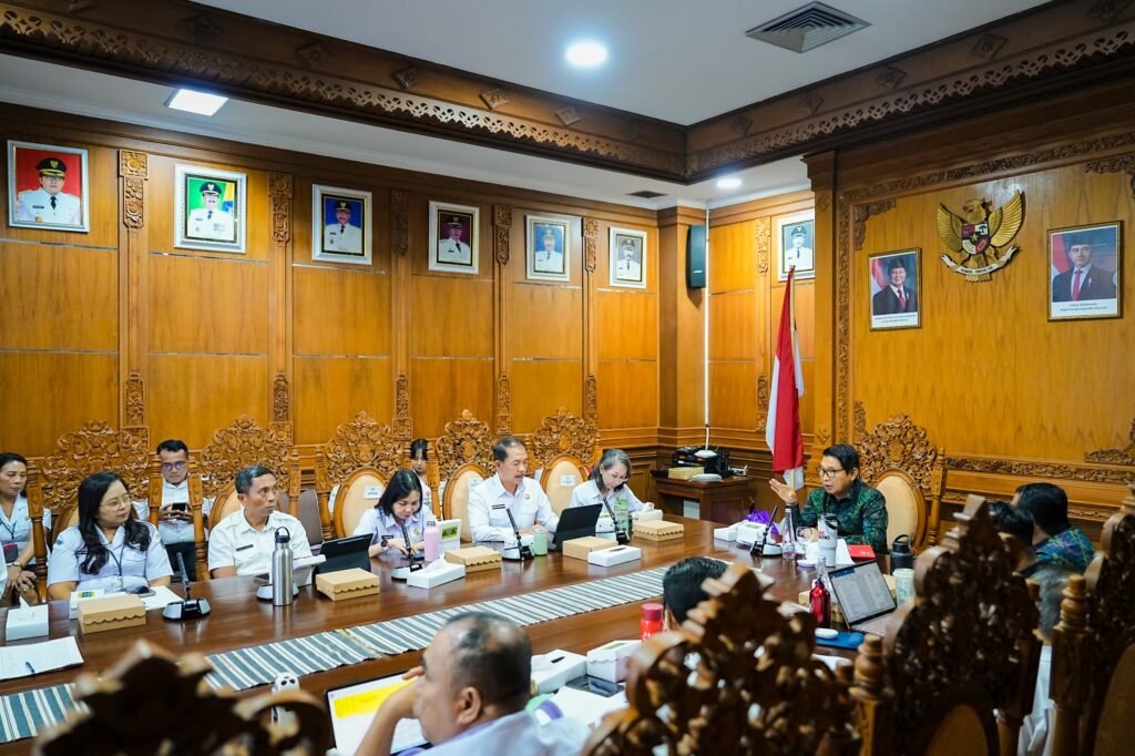 Bupati Wayan Adi Arnawa saat memimpin rapat evaluasi implementasi program Mantap Nak Badung di Ruang Rapat Nayaka Gosana I, Puspem Badung, Rabu (29/4).