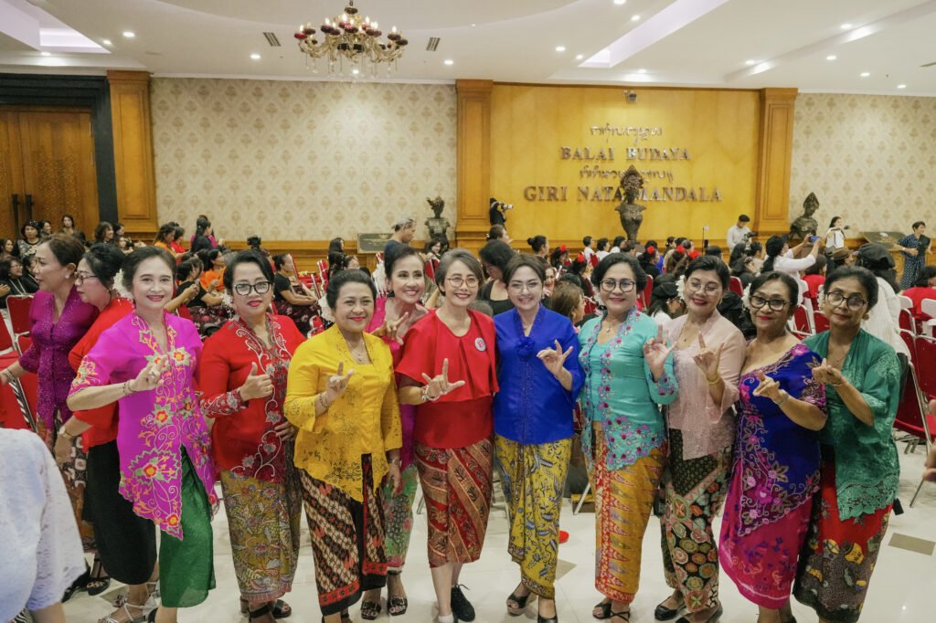 Penasehat DPW ILDI Kabupaten Badung, Nyonya Rasniathi Adi Arnawa, menghadiri acara Gathering dan Senam Sehat Line Dance di Gedung Balai Budaya Giri Nata Mandala, Puspem Badung, Minggu (19/4).