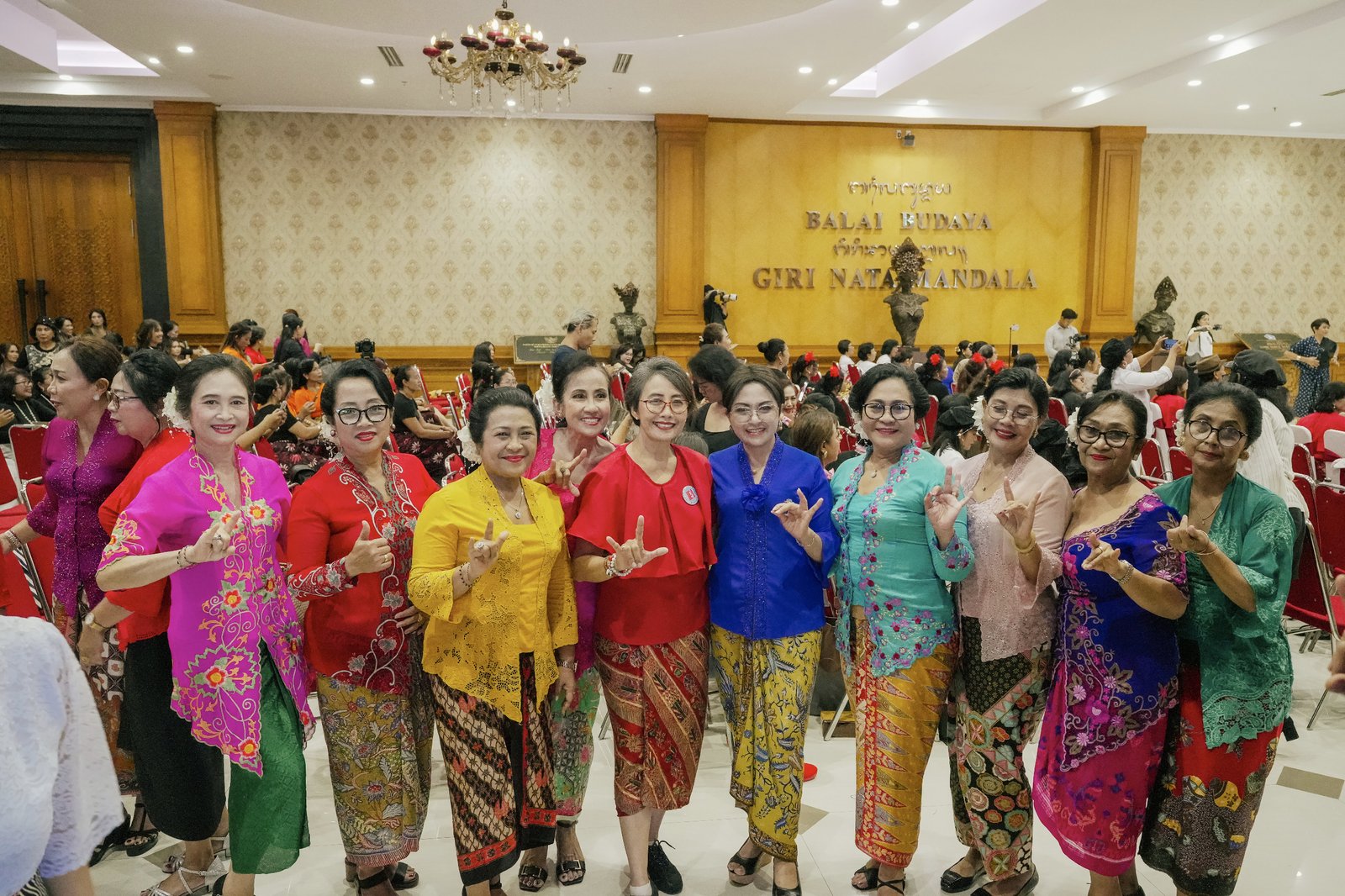 Penasehat DPW ILDI Kabupaten Badung, Nyonya Rasniathi Adi Arnawa, menghadiri acara Gathering dan Senam Sehat Line Dance di Gedung Balai Budaya Giri Nata Mandala, Puspem Badung, Minggu (19/4).