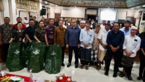 Wabup Bagus Alit Sucipta dan Ketua DPRD Badung I Gusti Anom Gumanti memimpin langsung koordinasi dan evaluasi PSBS sekaligus menyerahkan 15 ribu unit bag composter di Kantor Camat Kuta, Selasa (28/4).