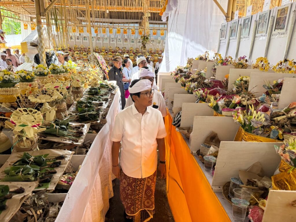 Bupati Wayan Adi Arnawa saat hadiri Karya Maligia Punggel yang dirangkaikan dengan nyekah massal di Griya Agung Banjar Aseman, Desa Abiansemal. Rabu (15/4).