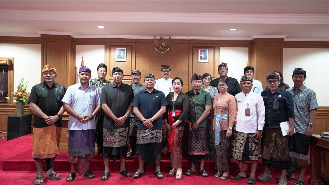 Komisi I DPRD Badung berfoto bersama usai rapat kerja bersama 11 OPD bahas LKPJ 2025, Kamis (9/4/2026).