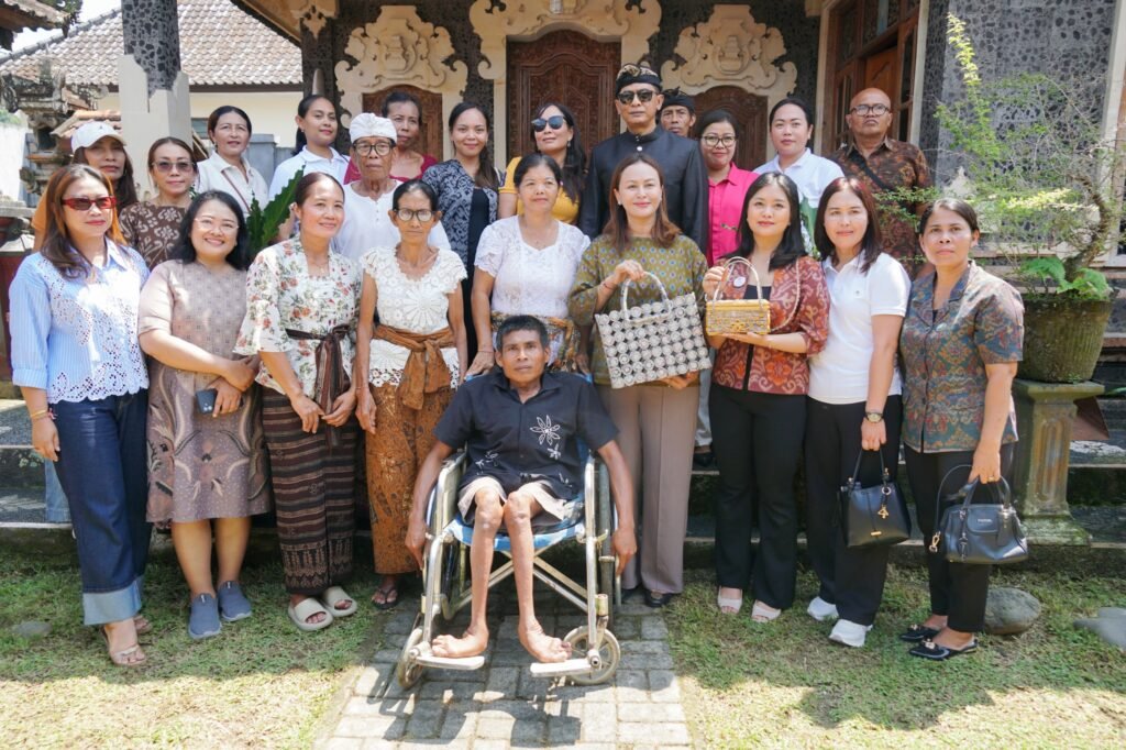 Ketua GOW Badung, Nyonya Yunita Alit Sucipta, kunjungi kediaman I Ketut melalui kegiatan home visit di Banjar Beng, Desa Carangsari, Kecamatan Petang, Jumat (24/4).