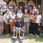 Ketua GOW Badung, Nyonya Yunita Alit Sucipta, kunjungi kediaman I Ketut melalui kegiatan home visit di Banjar Beng, Desa Carangsari, Kecamatan Petang, Jumat (24/4).