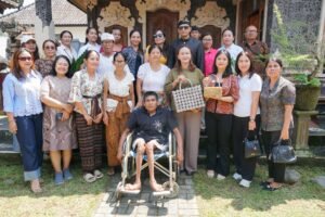 Ketua GOW Badung, Nyonya Yunita Alit Sucipta, kunjungi kediaman I Ketut melalui kegiatan home visit di Banjar Beng, Desa Carangsari, Kecamatan Petang, Jumat (24/4).