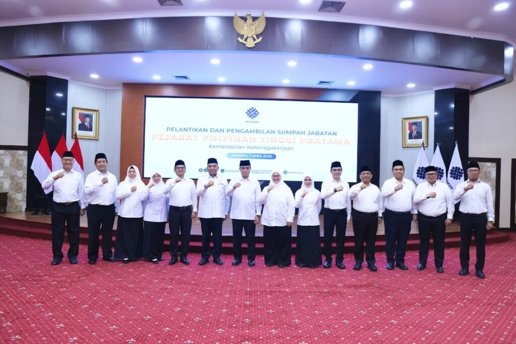Menteri Ketenagakerjaan (Menaker), Yassierli melantik dan mengambil sumpah jabatan 12 Pejabat Pimpinan Tinggi Pratama di Kementerian Ketenagakerjaan (Kemnaker), di Jakarta, Selasa (7/4/2026).