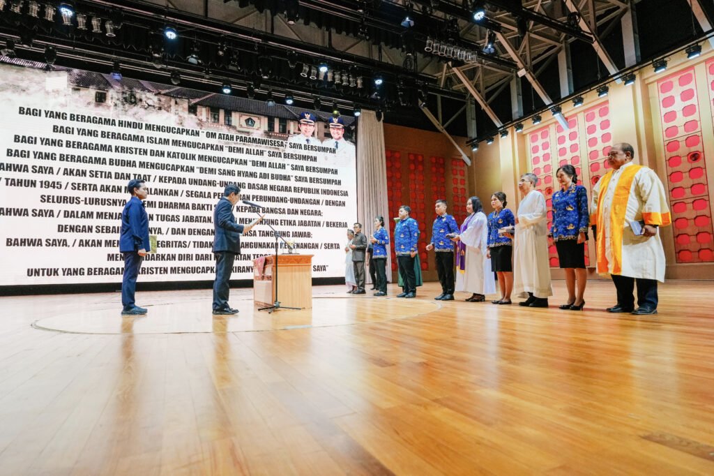 Bupati Adi Arnawa mengambil sumpah dan melantik Pejabat Pimpinan Tinggi Pratama dan menyerahkan SK PNS bagi CPNS hasil seleksi pengadaan PNS formasi tahun 2024 di Balai Budaya Giri Nata Mandala, Puspem Badung, Selasa (31/3)