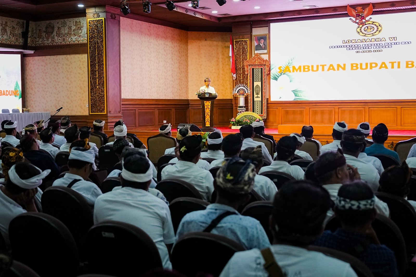 Bupati Wayan Adi Arnawa, saat menghadiri Lokasabha VI Pratisentana Bendesa Manik Mas (PBMM) Kabupaten Badung di Ruang Kertha Gosana, Puspem Badung, Minggu (12/4).