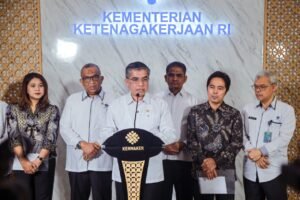 Menteri Ketenagakerjaan, Yassierli saat konferensi pers di Gedung Kementerian Ketenagakerjaan, Jakarta, Rabu (1/4/2026).