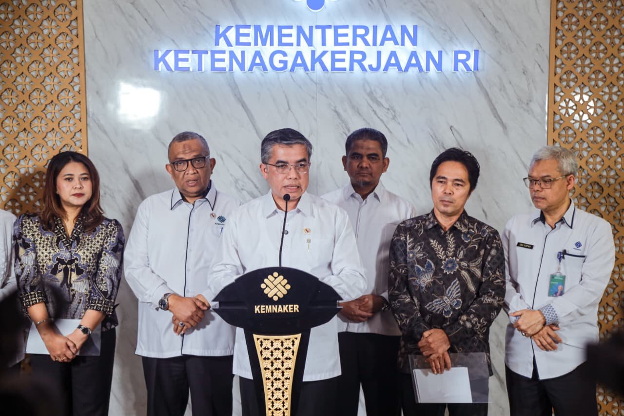 Menteri Ketenagakerjaan, Yassierli saat konferensi pers di Gedung Kementerian Ketenagakerjaan, Jakarta, Rabu (1/4/2026).