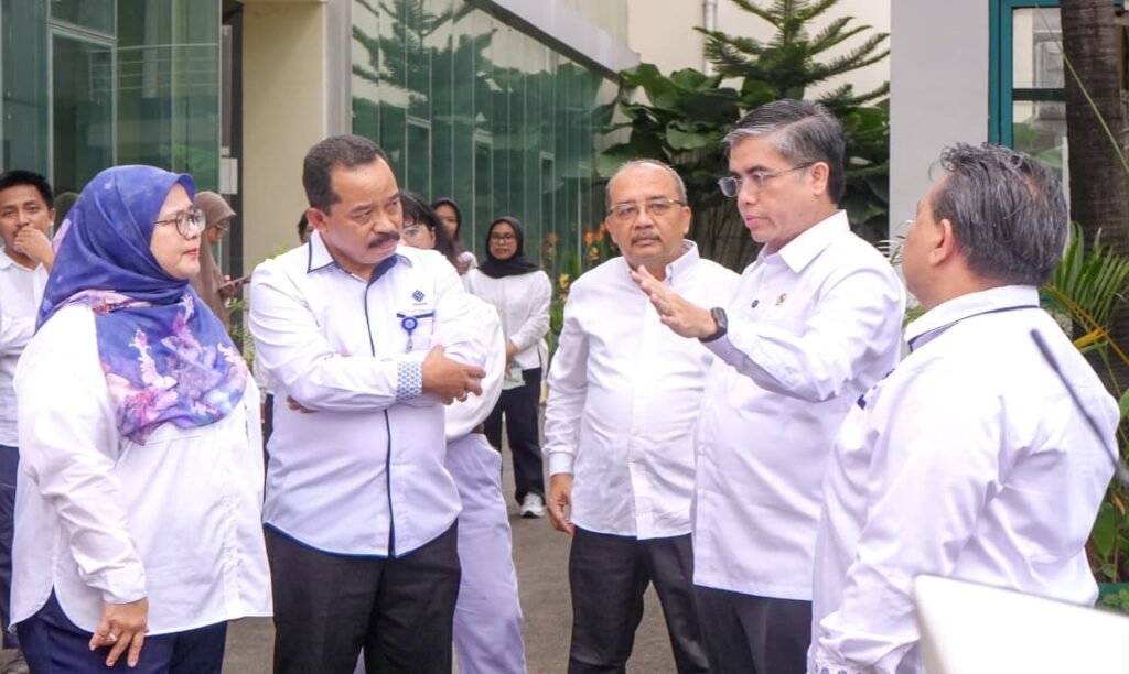 Menteri Ketenagakerjaan (Menaker) Yassierli meninjau Balai Besar Keselamatan dan Kesehatan Kerja (BBK3) Jakarta, Selasa (14/4/2026).