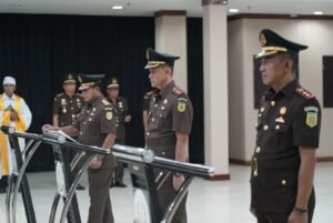 Pelantikan dan pengambilan sumpah jabatan tiga Kepala Kejaksaan Negeri (Kajari) di wilayah Sulawesi Selatan digelar pada Senin (27/4/2026) pagi.
