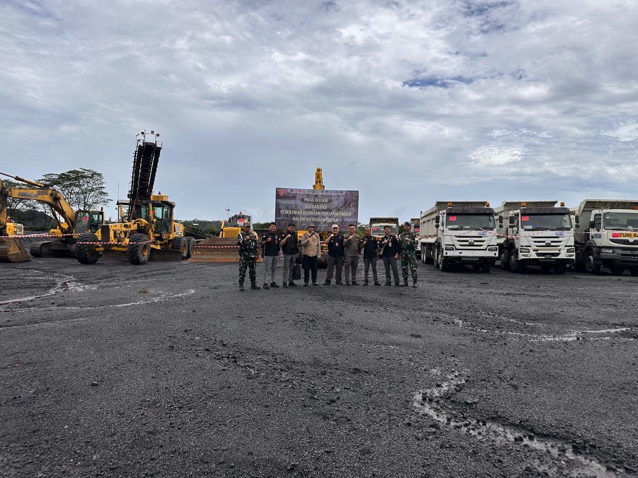 Penyidik pada Direktorat Penyidikan Jaksa Agung Muda Tindak Pidana Khusus (JAM Pidsus) melakukan rangkaian penggeledahan dan penyitaan aset terkait perkara dugaan korupsi pengelolaan pertambangan PT Asmin Koalindo Tuhup (PT AKT) di Kalimantan.