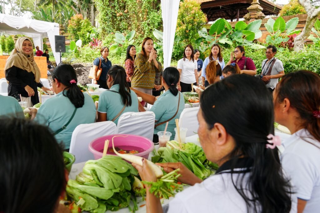 Ketua GOW Badung, Nyonya Yunita Alit Sucipta membuka pelatihan Garnish dan Fruit Carving di Monumen Tugu Pahlawan I Gusti Ngurah Rai, Desa Carangsari, Kecamatan Petang, Jumat (24/4).
