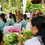 Ketua GOW Badung, Nyonya Yunita Alit Sucipta membuka pelatihan Garnish dan Fruit Carving di Monumen Tugu Pahlawan I Gusti Ngurah Rai, Desa Carangsari, Kecamatan Petang, Jumat (24/4).
