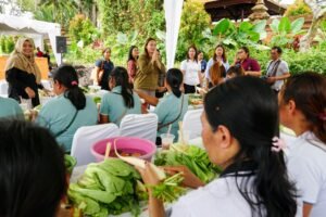 Ketua GOW Badung, Nyonya Yunita Alit Sucipta membuka pelatihan Garnish dan Fruit Carving di Monumen Tugu Pahlawan I Gusti Ngurah Rai, Desa Carangsari, Kecamatan Petang, Jumat (24/4).