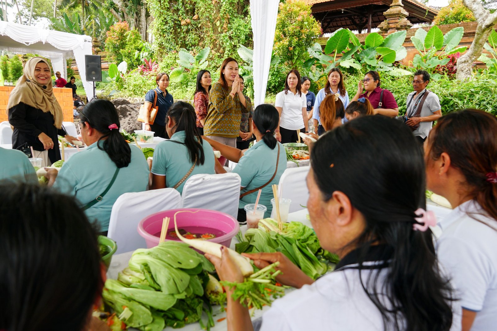 Ketua GOW Badung, Nyonya Yunita Alit Sucipta membuka pelatihan Garnish dan Fruit Carving di Monumen Tugu Pahlawan I Gusti Ngurah Rai, Desa Carangsari, Kecamatan Petang, Jumat (24/4).