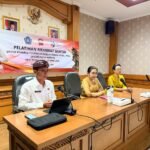 Ketua K3S Badung, Nyonya Rasniathi Adi Arnawa membuka kegiatan Pelatihan Pembuatan Banten bagi PPKS di Gedung Balai Budaya Giri Nata Mandala, Puspem Badung, Senin (13/4).