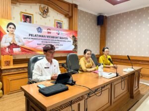 Ketua K3S Badung, Nyonya Rasniathi Adi Arnawa membuka kegiatan Pelatihan Pembuatan Banten bagi PPKS di Gedung Balai Budaya Giri Nata Mandala, Puspem Badung, Senin (13/4).