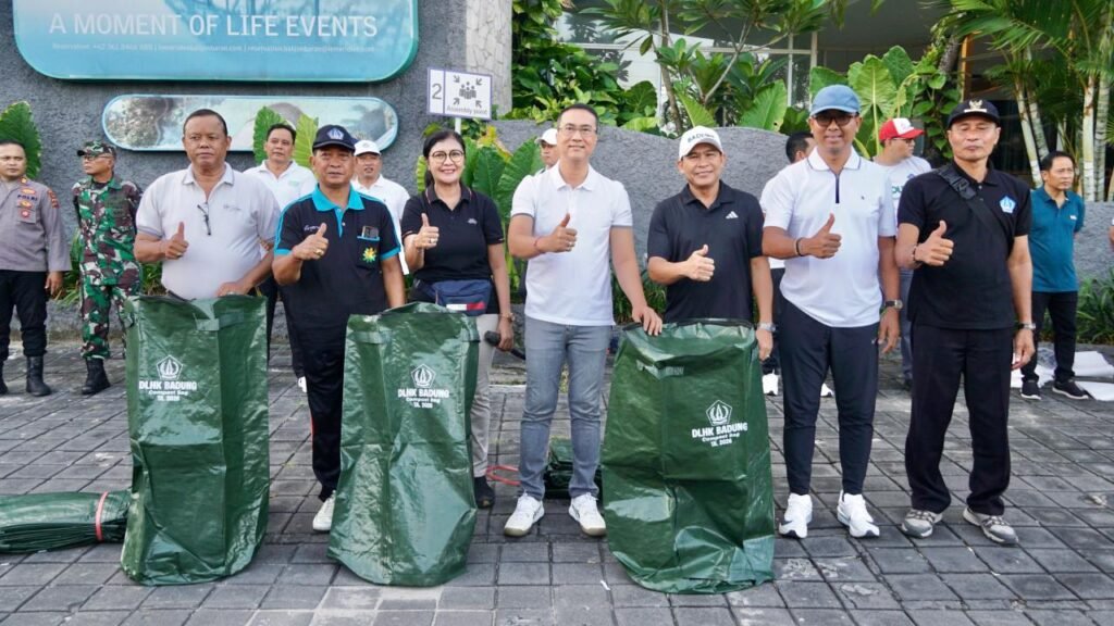 Sekda Surya Suamba saat melakukan pengawasan intensif Pengelolaan Sampah Berbasis Sumber dengan menyasar sektor Horeka di Area Cafe 19 Pantai Muaya, Jimbaran, Jumat (24/4).