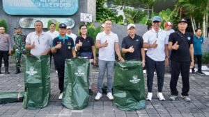 Sekda Surya Suamba saat melakukan pengawasan intensif Pengelolaan Sampah Berbasis Sumber dengan menyasar sektor Horeka di Area Cafe 19 Pantai Muaya, Jimbaran, Jumat (24/4).