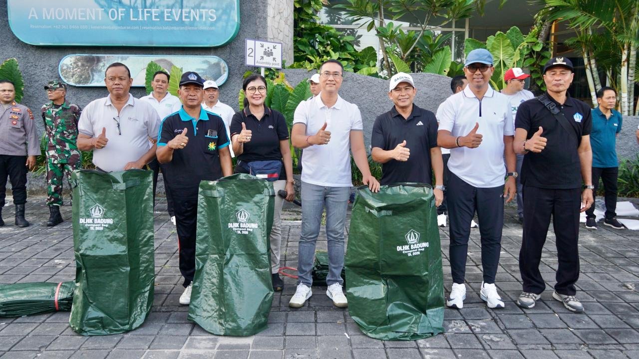 Sekda Surya Suamba saat melakukan pengawasan intensif Pengelolaan Sampah Berbasis Sumber dengan menyasar sektor Horeka di Area Cafe 19 Pantai Muaya, Jimbaran, Jumat (24/4).