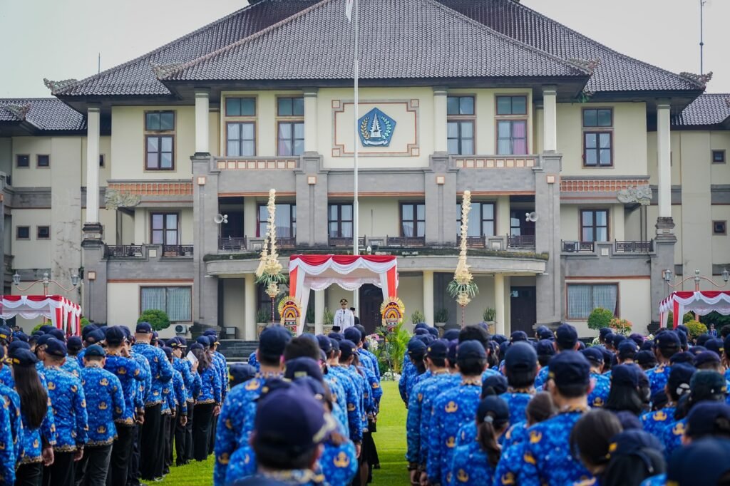 Wabup Bagus Alit Sucipta menjadi Inspektur Upacara saat Upacara Peringatan Hari Otonomi Daerah ke-30 tahun 2026 di Lapangan Puspem Badung, Senin (27/4).