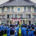 Wabup Bagus Alit Sucipta menjadi Inspektur Upacara saat Upacara Peringatan Hari Otonomi Daerah ke-30 tahun 2026 di Lapangan Puspem Badung, Senin (27/4).