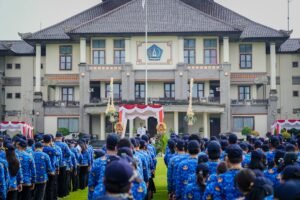 Wabup Bagus Alit Sucipta menjadi Inspektur Upacara saat Upacara Peringatan Hari Otonomi Daerah ke-30 tahun 2026 di Lapangan Puspem Badung, Senin (27/4).