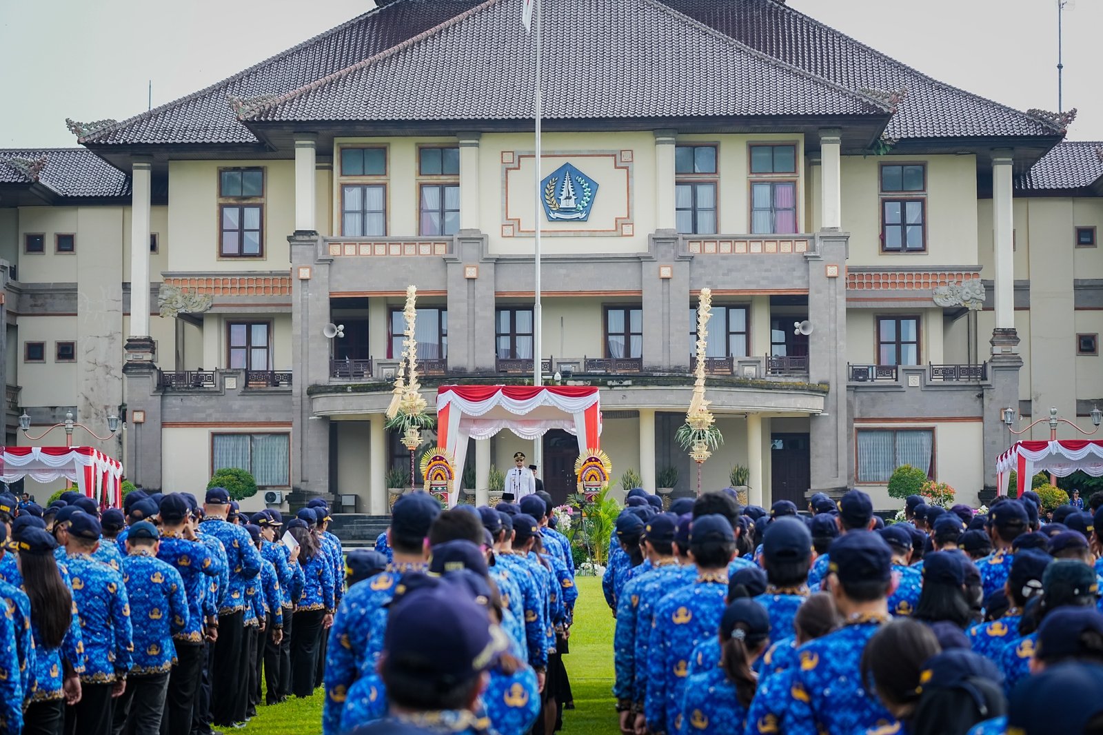 Wabup Bagus Alit Sucipta menjadi Inspektur Upacara saat Upacara Peringatan Hari Otonomi Daerah ke-30 tahun 2026 di Lapangan Puspem Badung, Senin (27/4).