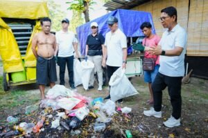 Bupati Wayan Adi Arnawa, memimpin langsung aksi bersih lingkungan di kawasan Central Parkir Kuta, Jumat (3/4).