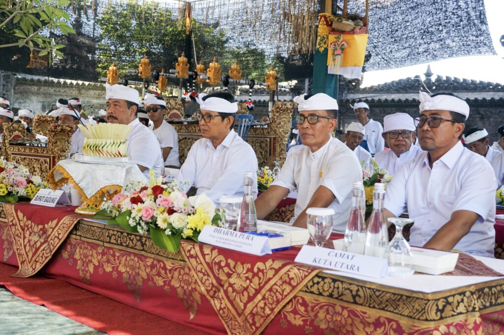 Bupati Wayan Adi Arnawa, menghadiri Pujawali Mejelihan di Pura Luhur Bhujangga Waisnawa Batu Bolong, Desa Canggu, Kecamatan Kuta Utara, Minggu (19/4).