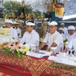 Bupati Wayan Adi Arnawa, menghadiri Pujawali Mejelihan di Pura Luhur Bhujangga Waisnawa Batu Bolong, Desa Canggu, Kecamatan Kuta Utara, Minggu (19/4).