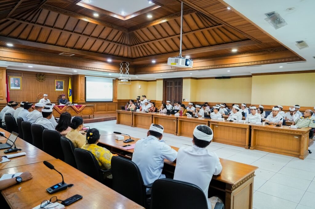 Bupati Wayan Adi Arnawa memimpin rapat pembahasan laporan kinerja sektoral serta evaluasi ASPER PSBS bertempat Ruang Rapat Kriya Gosana, Puspem Badung, Kamis (16/4).