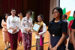 Ketua TP. PKK Nyonya Rasniathi Adi Arnawa saat hadiri acara "Semangat Kartini (Sekar) Badung" Tahun 2026 di Balai Budaya Giri Nata Mandala, Puspem Badung, Selasa (21/04).