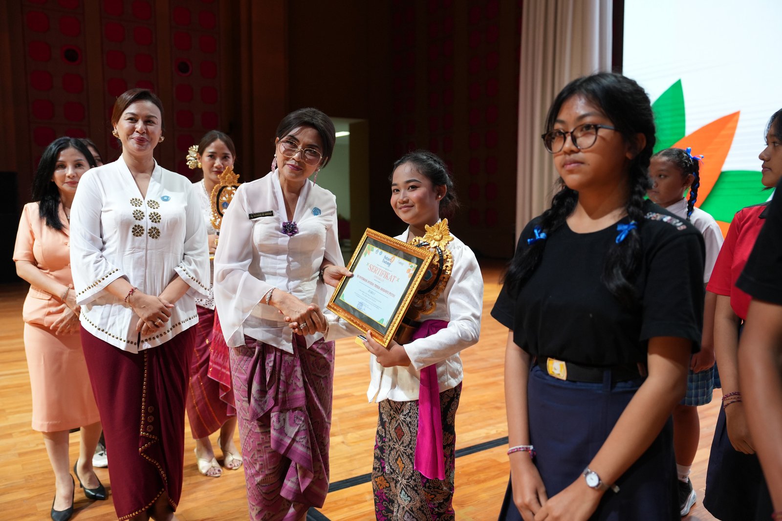 Ketua TP. PKK Nyonya Rasniathi Adi Arnawa saat hadiri acara "Semangat Kartini (Sekar) Badung" Tahun 2026 di Balai Budaya Giri Nata Mandala, Puspem Badung, Selasa (21/04).