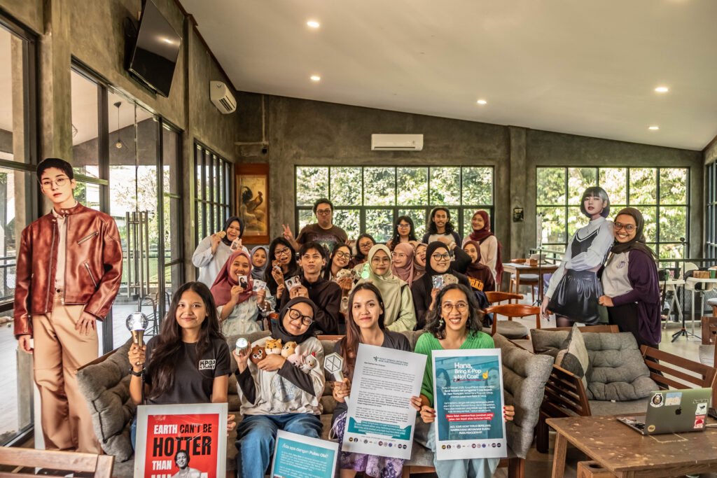 penggemar K-pop menandatangani petisi yang menyerukan agar Hana Bank melakukan aksi konkret untuk menghentikan pembiayaan proyek yang terintegrasi PLTU batu bara baru