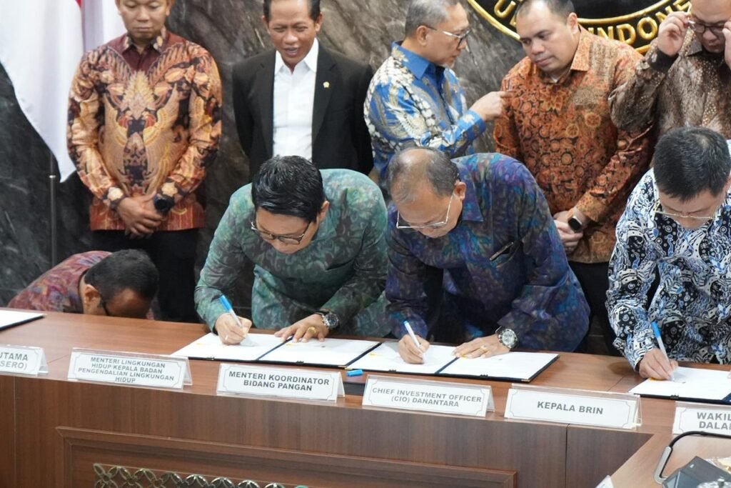 Bupati Wayan Adi Arnawa menandatangani Perjanjian Kerja Sama Pengolahan Sampah menjadi Energi Listrik (PSEL) di Ruang Rapat Utama Lantai 3, Gedung Kementerian Koordinator Bidang Pangan, Jalan Imam Bonjol No.61, Jakarta Pusat, Selasa (21/4).